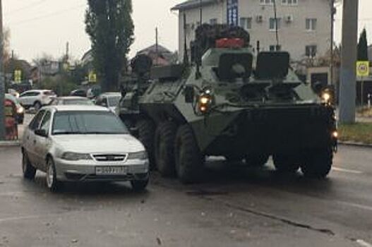 Последствия ДТП легковушки с БТР в Воронеже попали на видео