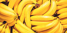 Мужчина съел банан без помощи рук за 17 секунд