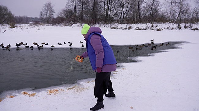 «Васильковый патруль». Активистки Белорусского союза женщин и сотрудники МТРК «Мир» пришли на помощь в мороз тем, кто в этом нуждается