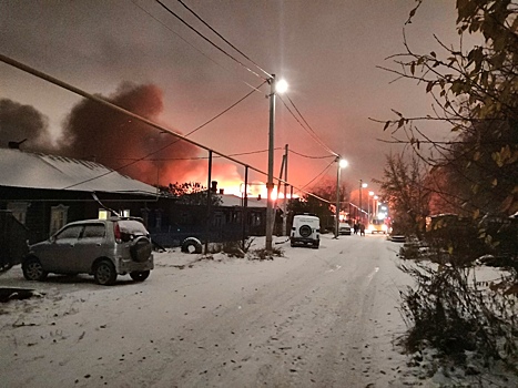 Сгорели соседние дома: пожарные больше часа ехали к горящему сараю на улице Большой