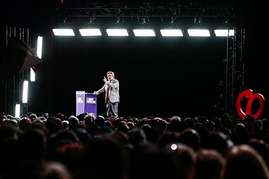 Жан-Люк Меланшон голограммами оживил предвыборную кампанию во Франции
