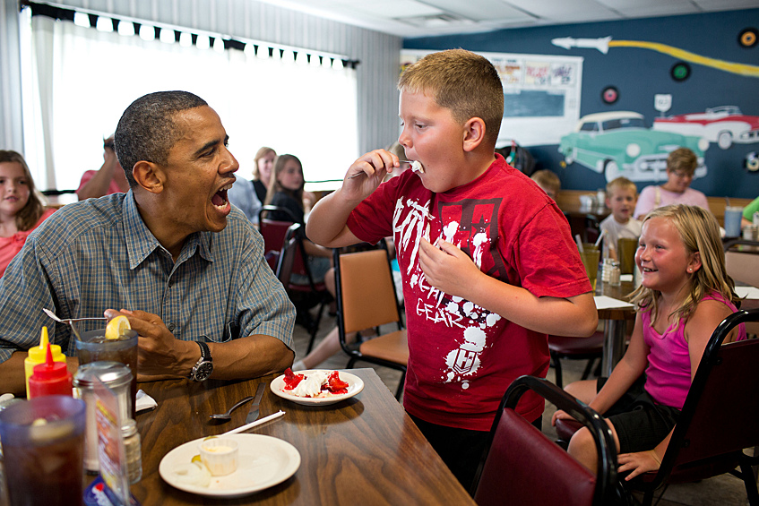 Обама делится клубничным пирогом с мальчиком в одном из ресторанов Огайо