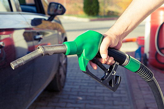 Почему заправки не снижают цены на моторное топливо