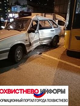 В Тольятти около ТЦ «Солнечный» пассажирский автобус столкнулся с легковушкой
