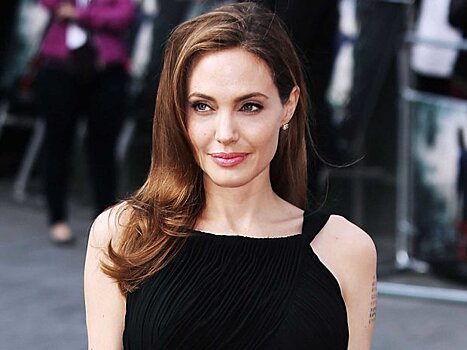Анджелина Джоли приятно удивила поклонников, снявшись в рекламе полуобнаженной