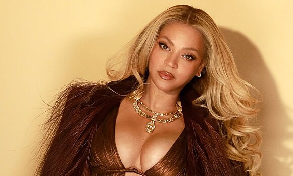 Бейонсе снялась в платье с глубоким декольте