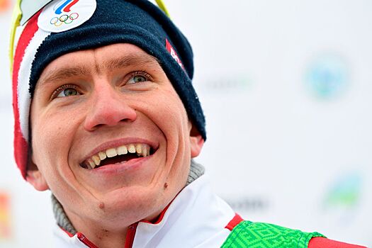 Александр Большунов победил в скиатлоне на чемпионате России. Видео