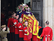 Смех Байдена и полицейский в обмороке: как проходят похороны Елизаветы II