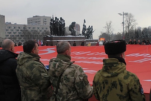 В Петербурге развернули самое большое Знамя Победы