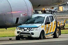 В аэропорту Сиднея автомобиль врезался в самолет
