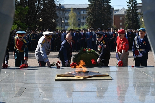 В Ижевске прошла церемония возложения цветов к Вечному огню
