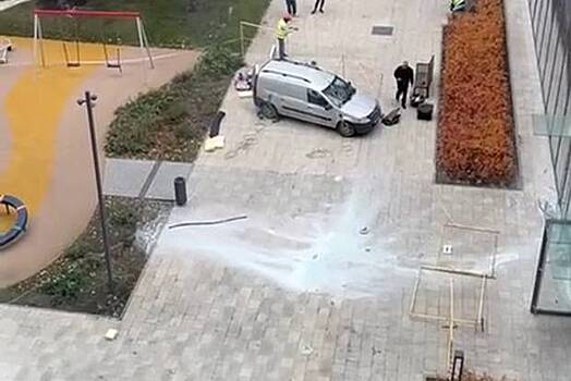 В Москве рухнувшее с 50-го этажа окно дома едва не придавило человека