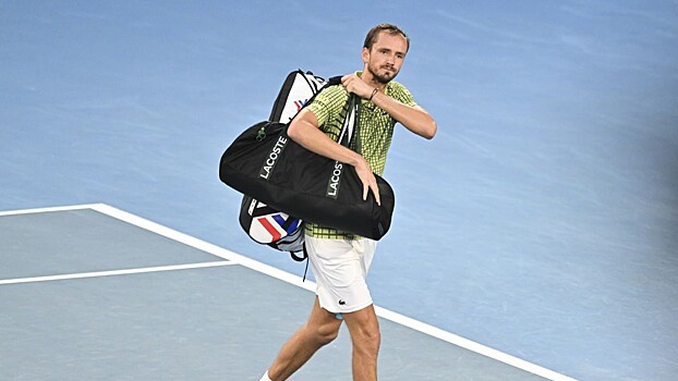 Медведев проиграл Циципасу