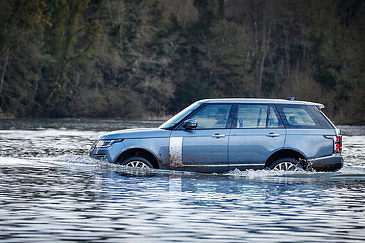 Женщина отсудила у автосалона 2 млн рублей из-за дефектного Land Rover