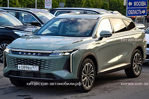 В России впервые заметили новый премиальный кроссовер Exeed