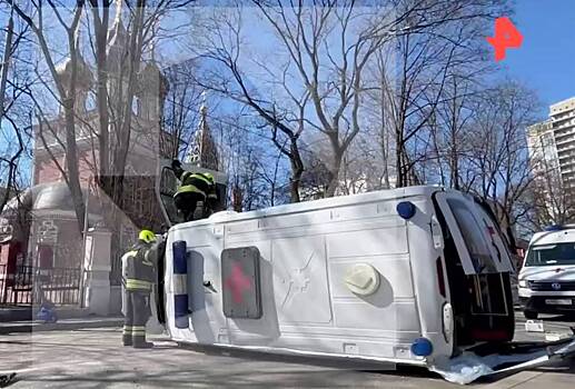 Скорая столкнулась с Mercedes в Москве