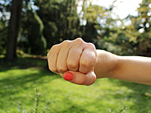 Оторвали ноготь и разбили голову: в Сызрани на танцполе девушки устроили потасовку