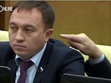 Депутат Госдумы попытался засунуть палец в ухо коллеге по время заседания