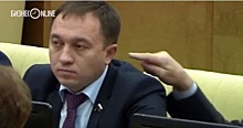 Депутат Госдумы попытался засунуть палец в ухо коллеге по время заседания