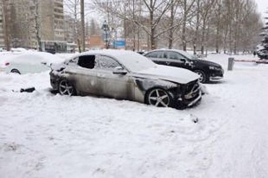 В Уфе сгорел автомобиль BMW