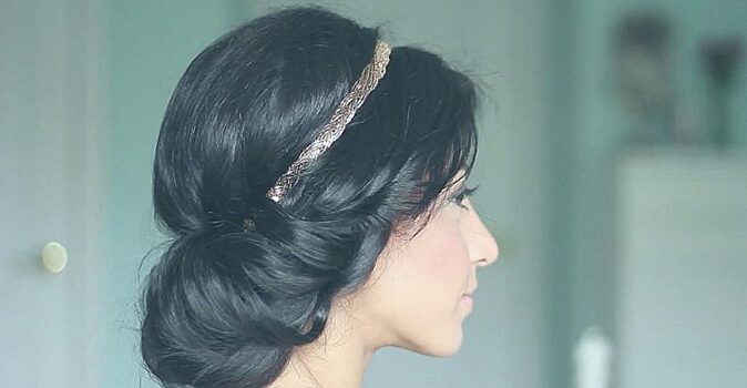 Девушка накрутила влажные волосы на повязку и легла спать: утром она встала с эффектной прической