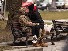«Пусть сначала попробуют сломать меня»: Женщины Украины готовы отбивать своих мужчин от военкоматов