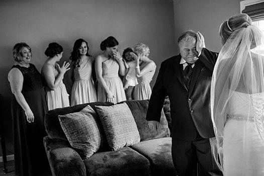 Душераздирающие эмоции отцов, выдающих дочек замуж, запечатлели на фото
