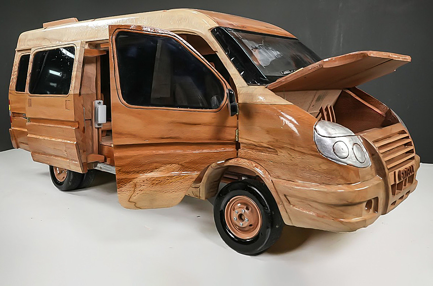 «Газель». В Узбекистане изготовили из дерева модель микроавтобуса. Боковины вырезали лобзиком по шаблону. Воспроизведены даже рёбра жёсткости на крыше.