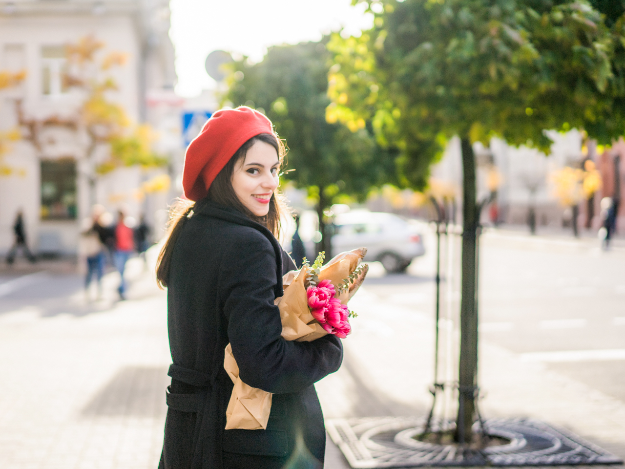 Maxim guselnikov анастасия щеглова. Француженка сток в берете с багетом. Девушка француженка поет. Француженка поёт на улице под гитару. Француженка классно поет на улице.