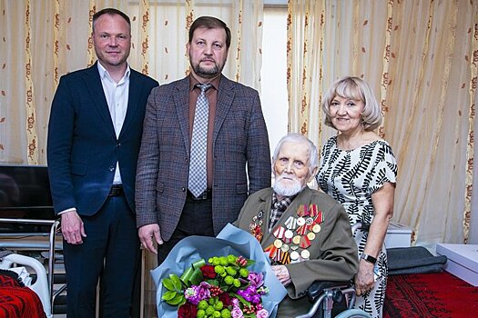 Пример мужества, стойкости и любви к Родине: работники АО "ТАИФ-НК" поздравили ветерана ВОВ Панфила Павлова