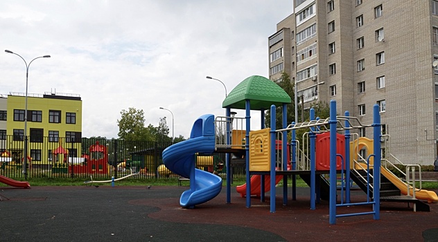 Опоры уличного освещения на детских площадках начали устанавливать в Кокошкино