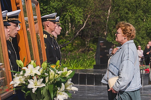 В мурманском Видяево почтили память 118 погибших подводников "Курска"