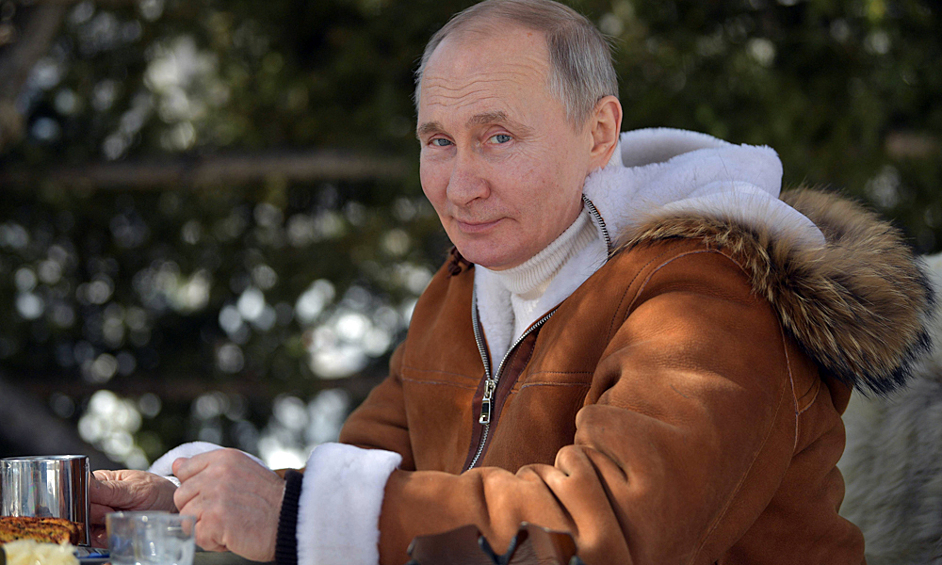 2021 год. Президент РФ Владимир Путин во время прогулки в тайге.