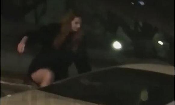 Девушка без штанов напала на Prius в центре Владивостока