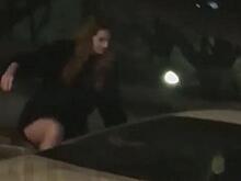 Девушка без штанов напала на Prius в центре Владивостока