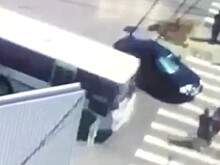 Сбитая автобусом на "зебре" женщина осталась жива