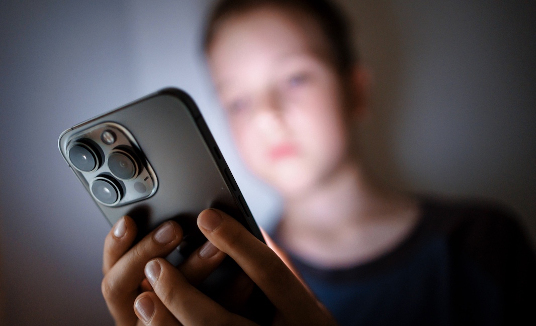 Франция одобрила запрет на соцсети для детей младше 15