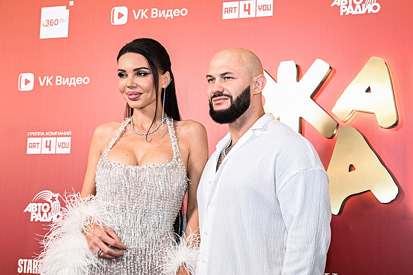 Проблемы начались и у одной из самых известных пар российского шоу-бизнеса. Модель Оксана Самойлова подала заявление на развод с Джиганом. Звезды в браке 13 лет и воспитывают четверых детей. Впрочем, у супругов еще есть время наладить отношения. Суд дал Самойловой и Джигану время на примирение до января следующего года.