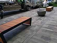 На Садовой наводят марафет: рабочие устанавливают новую уличную мебель