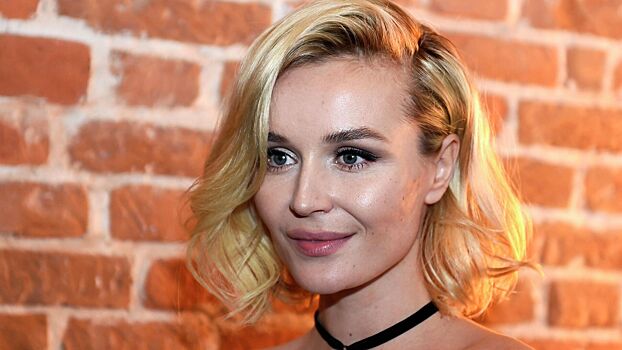 Полина Гагарина смутила фанатов снимками в крошечном бикини