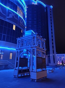 В Калуге около Дворца спорта установили деревянные Московские ворота