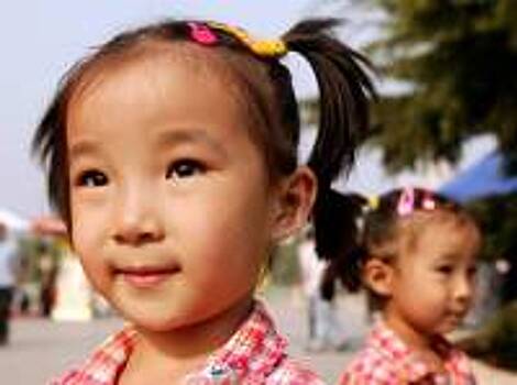 Женщину, которая усыновила 118 детей, арестовали в Китае
