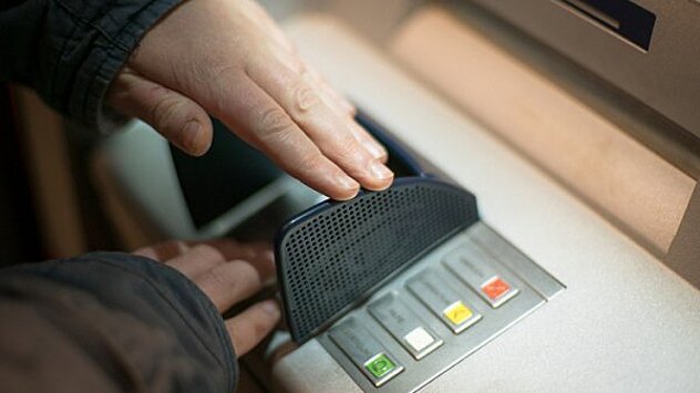 Двое мужчин украли жесткий диск из банкомата в бизнес-центре Петербурга -  Рамблер/новости