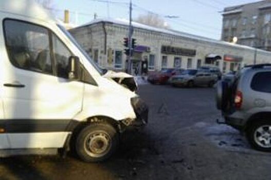 В центре Оренбург в ДТП с пассажирским автобусом пострадали два человека