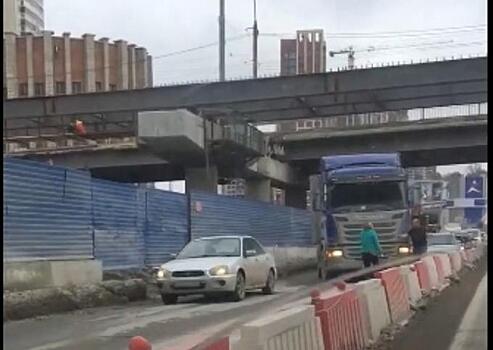 Фура перекрыла зауженную Ипподромскую магистраль в Новосибирске