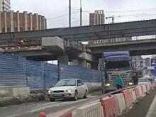 Фура перекрыла зауженную Ипподромскую магистраль в Новосибирске