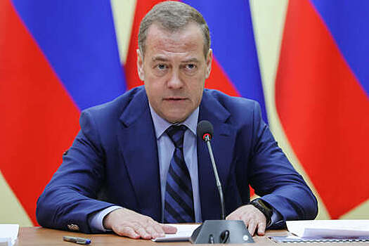 Медведев: бот Grok некомпетентен в вопросе о ядерной угрозе Ирана