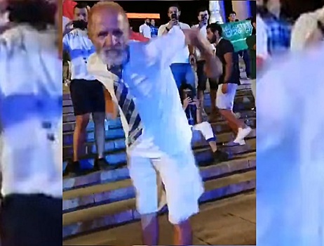 Танцующий 68-летний болельщик «Ротора» стал суперзвездой интернета