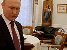 В Кремле объяснили постер с Путиным в его кабинете