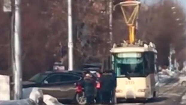 Пассажиры трамвая в Новосибирске вытолкали запаркованный на путях джип: видео